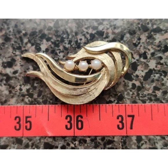 VINTAGE SIGNED BROOKS GOLD TWO-TONE SWIRLS WITH PEARLS 2" BROOCH PIN - Picture 4 of 4